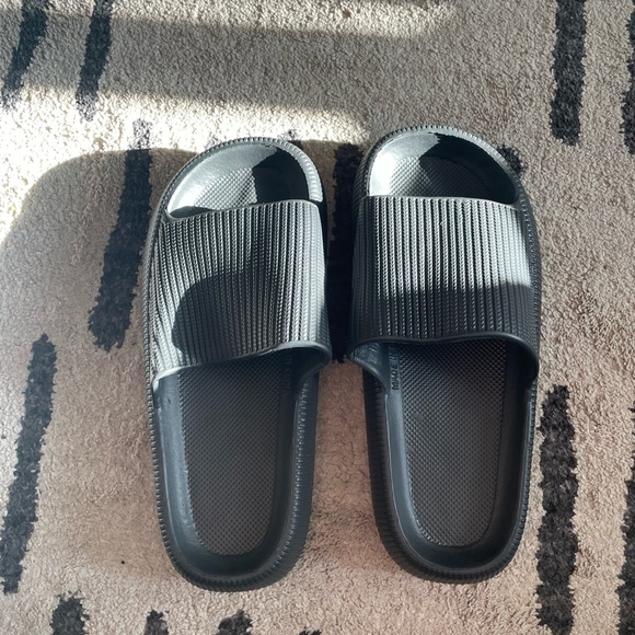 New with bag/never worn Cloudies sandals black size 8 - Picture 2 of 6